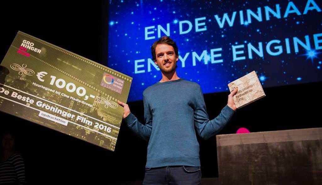 This image shows someone holding a price of De Beste Groninger Film 2016