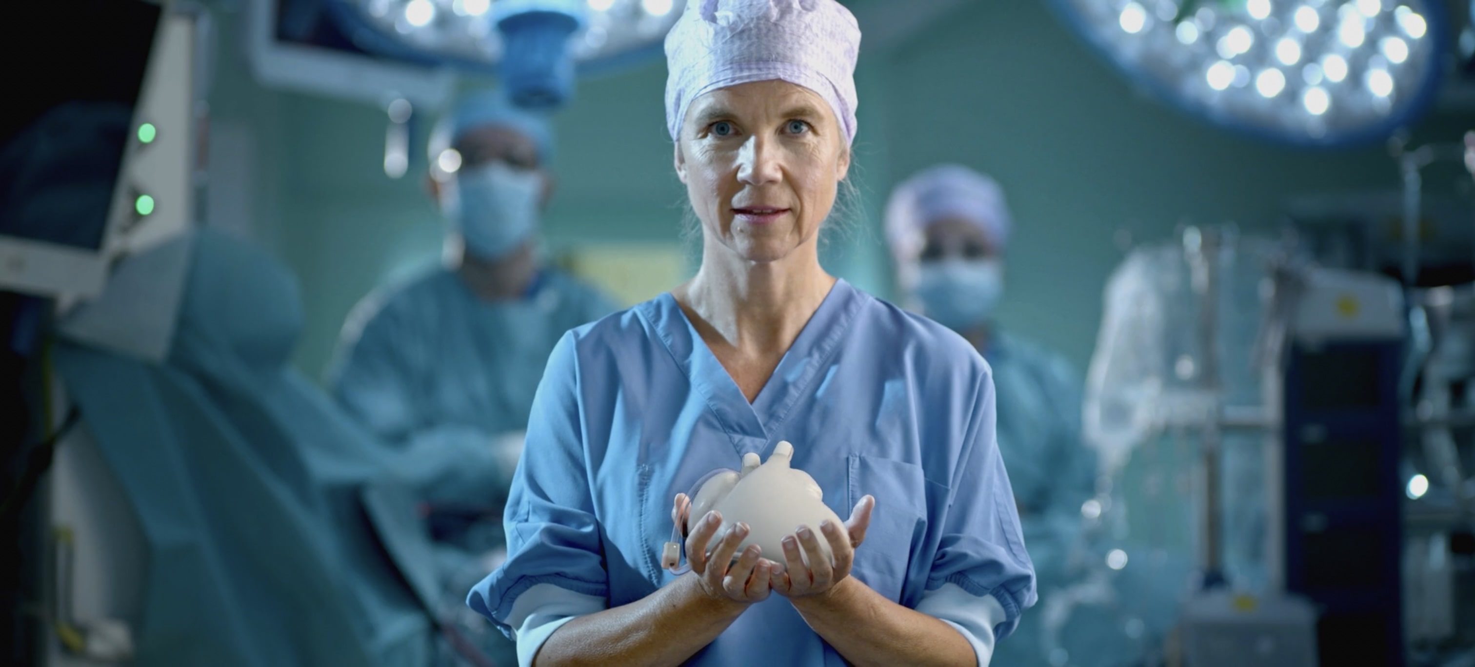 Cardiac surgeon and HybridHeart project leader Jolanda Kluin in the operating room with a 3D-animated artificial heart in her hands