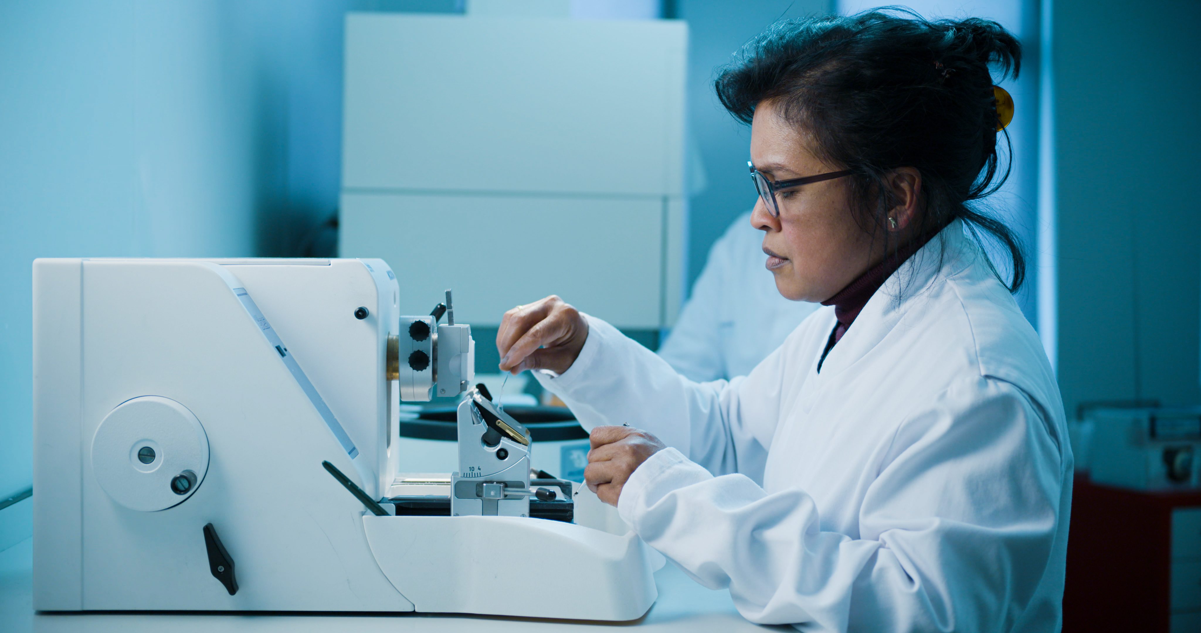 A female researcher working in the laboraotry